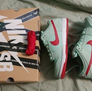 nike sb dunk low monopoly